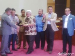 Rapat Terakhir dengan Komisi I DPR, Marciano Dapat Plakat Penghargaan