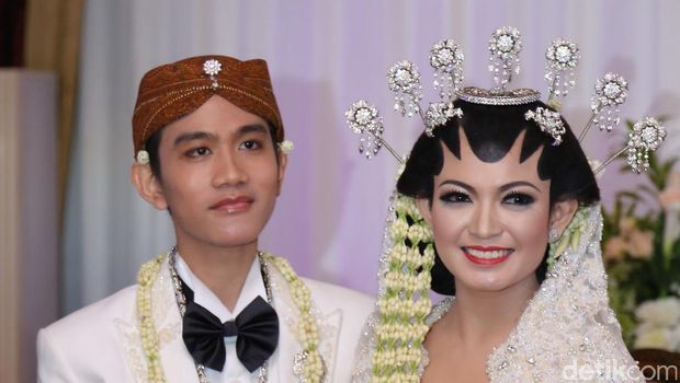 Gibran Rakabuming Raka telah resmi menikahi Selvi Ananda.  Saat ini kedua pasangan melakukan prosesi tukar cincin.Cincin dibawa oleh Kahiyang Ayu, adik Gibran. Gibran menyematkan cincin di jari manis Selvi Ananda,  Kamis  (11/06/2015). Sebaliknya Selvi menyematkan cincin di jari manis Gibran.Prosesi ijab kabul berjalan lancar. Dengan lancar putra sulung Presiden Joko Widodo itu mengucap janjin suci di hadapan penghulu. 