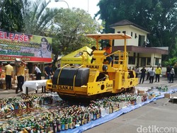 11 Ribuan Botol Miras dan Pil Ekstasi Dimusnahkan Polres Jakut