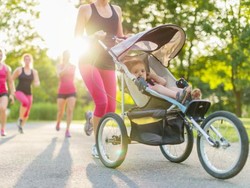 Lari-lari Sambil Mengasuh Anak? Bisa Lho