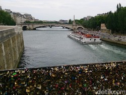 Melihat Gembok Cinta yang Masih Tersisa di Jembatan Paris