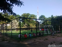 Tak Cuma Indah, Taman di Surabaya Juga Dilengkapi Arena Futsal Seperti ini