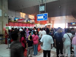 Kala Satpam Stasiun Tanah Abang Habis Akal Hadapi Penumpang Bandel