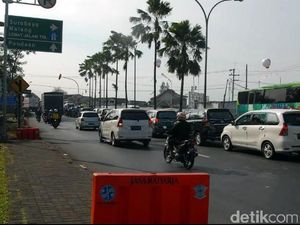 Libur Panjang, Antrean Kendaraan di Tol Arah Malang Mengular