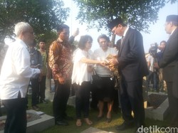 Ahok: Ziarah ke Makam Keluarga Membuat Kita Berdoa dan Mengingat