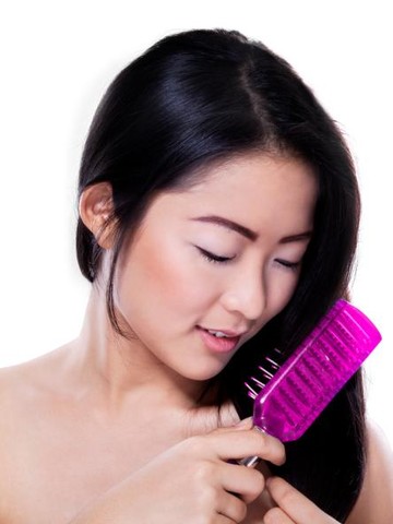 Ini Tanda Sisir Rambut Sudah Sangat Kotor dan Cara Membersihankannya
