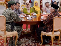 Presiden Jokowi Terima Tamu dengan Seragam Militer karena Tak Sempat Ganti