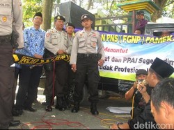 Tagih Tunjangan Sertifikasi Rp 25 Miliar, Seorang Guru Pingsan Saat Orasi