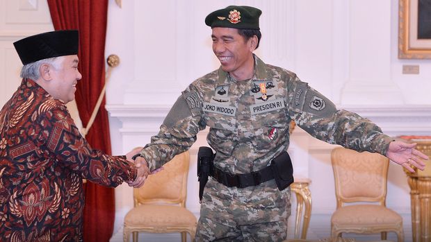 Presiden Joko Widodo (kiri) menerima Ketua Umum Pimpinan Pusat (PP) Muhammadiyah Din Syamsuddin dengan mengenakan seragam TNI di Istana Merdeka, Selasa (16/6). Dalam pertemuan tersebut Din mengundang Presiden Jokowi untuk menghadiri pembukaan Muktamar Muhammadiyah ke-47 di Makassar tanggal 3-7 Agustus 2015. ANTARA FOTO/Setpres-Laily/Asf/foc/15.