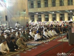 Bersarung dan Berkopiah Hitam, Jokowi Salat Tarawih di Masjid Istiqlal