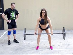 Usia Kehamilan Injak 7 Bulan, Sophie Tetap Latihan Angkat Beban 30 Kg