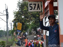 Keteguhan Teguh Bersiaga di Sisi Rel Lokasi Tragedi Bintaro