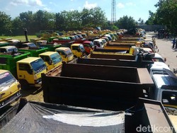 Dilarang Beroperasi, 1.000 Sopir Truk Material di Banyuwangi Demo