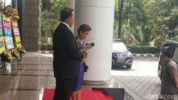 Berambut Ungu, Miranda Gultom Hadiri Pelantikan Pejabat BI