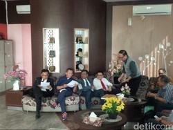 Dahlan Iskan Hadir di Kejagung Bersepatu Kets