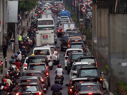 Tol Cikampek Arah Jakarta Padat Gara-gara Truk Trailer Mogok
