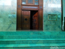 Masjid Sunda Kelapa Siapkan Takjil dan Sahur, Imam Tarawih dari Madinah