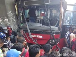 TransJ Tabrakan dengan Motor di Jl Latumenten, 2 Orang Terluka