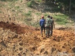 Tebing Setinggi 70 Meter Longsor di Purwakarta, 1 Orang Tewas Tertimbun