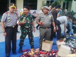 Polsek Tanah Abang Musnahkan 2.000 Botol Miras Ilegal