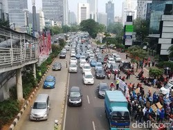 Massa Buruh di Depan Plaza UOB Belum Pergi, Jl Thamrin Masih Macet