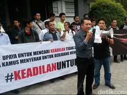 Puluhan Pendukung Siap Sambut Anas di Rumah Baru di Sukamiskin