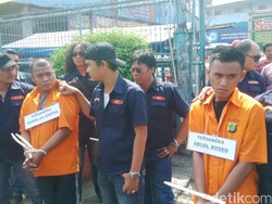 Warga Tonton Rekonstruksi Penembakan Juragan Beras di Ciracas