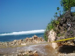 Digaris Polisi, Begini Kondisi Tebing Pantai Sadranan yang Longsor