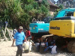 Bupati Gunungkidul Tinjau Lokasi Tebing Longsor Pantai Sadranan