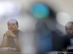 Eks Tenaga Ahli SKK Migas Serahkan Paper Bag ke Anak Buah Waryono