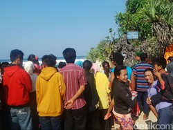 Penasaran Lihat Lokasi Longsor, Ratusan Warga Berkerumun di Pantai Sadranan