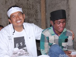 Bawa 3 Kambing, Bupati Purwakarta Jalan Kaki 3 Km Temui Warganya yang Sakit