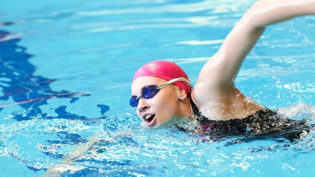 remaja putri berenang di kolam renang