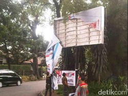 Agustus, Seluruh Reklame di Bandung Diturunkan