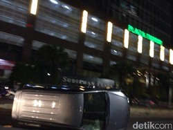 Sebuah Mobil Terguling di Jalan Sudirman