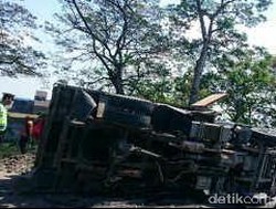 Truk Muat Sirtu Terguling di Km 24.200 Sidoarjo-Waru