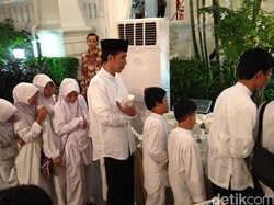 Antre..! Begini Jokowi Saat Baris Untuk Ambil Bakso Bareng Anak Yatim
