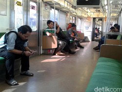 Commuter Line Gangguan, Banyak Penumpang Turun Sebelum Sampai ke Stasiun Kota