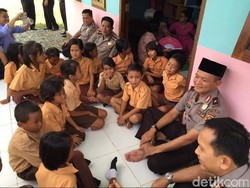 Momen Ramadan, Kapolda Kalbar Blusukan Sambangi Anak-anak di Perbatasan