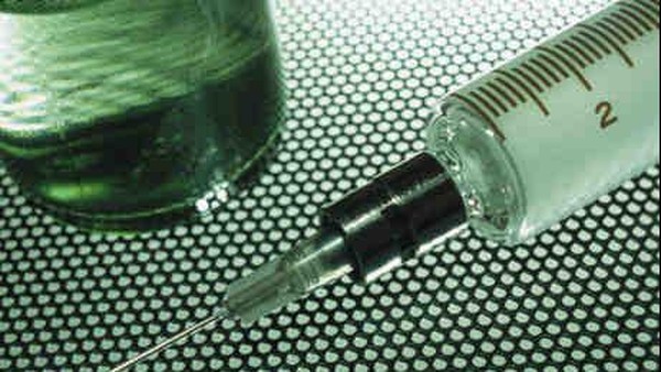 jarum suntik dan ampul obat