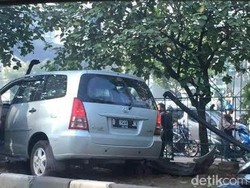 Innova Tabrak Pohon di Roxy
