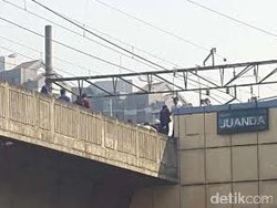 KRL Gangguan Sinyal di Manggarai, Penumpang Pilih Jalan Kaki