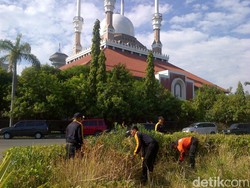 Ratusan Polisi Bantu Bersihkan Masjid Agung Jawa Tengah