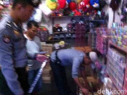 Polisi Razia Pedagang Mercon di Riau