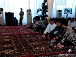 Buka Bersama NasDem, Wapres JK Duduk Bersila di Samping Surya Paloh