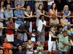 Bergandengan Tangan, Ribuan Warga Charleston Gelar Doa Bersama