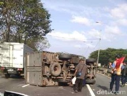Truk Muat Dupa Pecah Ban dan Terguling di Tol Waru-Porong