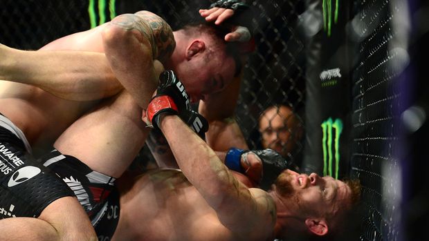 Colby Covington (atas) yakin Khabib akan kesulitan jika menghadapi dirinya.
