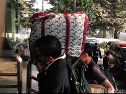 Begini Saat Penyidik KPK Gotong Uang Tunai Rp 2,5 M Kasus Suap Muba