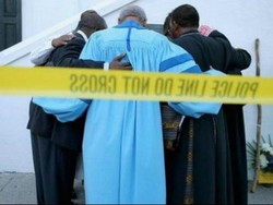 Jemaat Berkabung, Polisi Bersenjata Siaga di Sekitar Gereja Charleston